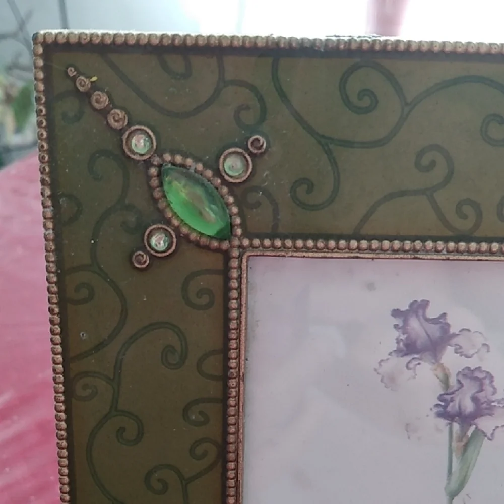 Elegant Green Photo Frame with Gem Accents